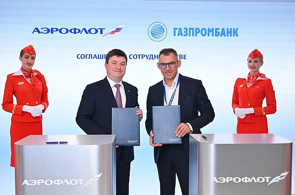Аэрофлот и Газпромбанк будут совместно развивать практики компенсации углеродного следа Аэрофлот и Газпромбанк намерены развивать совместные проекты в области компенсации углеродного следа Соглашение о сотрудничестве на полях Восточного экономического форума ВЭФ подписали Первый заместитель генерального директора Аэрофлота по коммерции и финансам Андрей Чиханчин и заместитель Председателя Правления АО Газпромбанк Дмитрий Зауэрс Об этом сообщает AVIA RU В рамках партнерства банк и авиакомпания намереваются развивать практику компенсации углеродного следа используя единицы от российских климатических проектов для поддержки развития низкоуглеродных технологий отечественных предприятий сохранения и восстановления природных экосистем и биоразнообразия России Важным направлением сотрудничества станет работа по повышению осведомленности клиентов и широкой общественности в вопросах климатической повестки и развития углеродных рынков aviaru net n287305