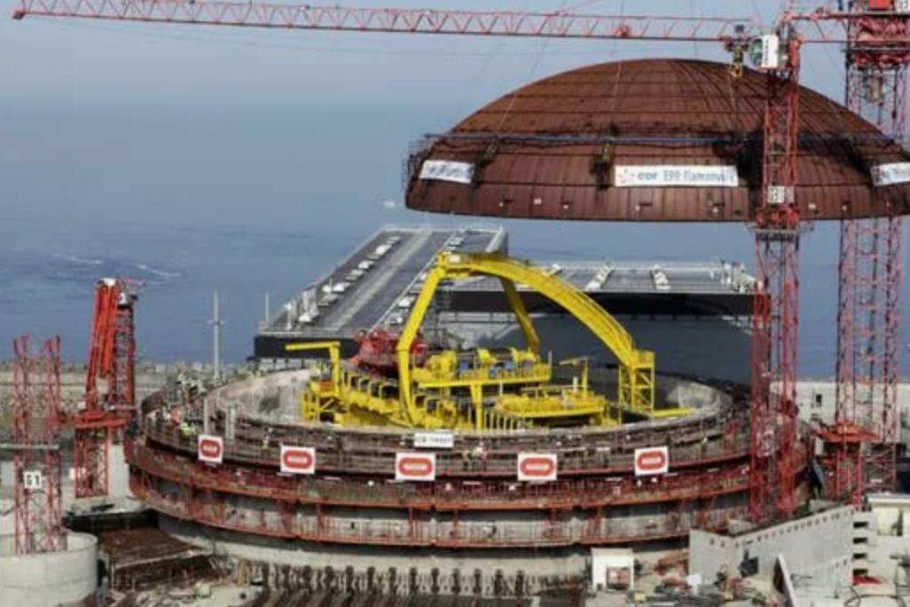 Французский энергоблок Фламанвиль 3 только вчера вышел на 100 мощности 1669 МВт но скоро его остановят Такое французское качество Фламанвиль 3 первый ядерный реактор запущенный во Франции за двадцать пять лет был подключен к электросети 21 декабря 2024 года на двенадцать лет позже запланированного срока Его общая стоимость достигла почти 24 миллиардов против прогнозируемыемых в 2007 году 3 3 миллиардов Реактор должен быть остановлен 26 сентября 2026 года на 350 дней в соответствии с действующими правилами безопасности В этот срок должна пройти первая комплексная инспекция которая подтвердит безопасность проекта Правда пройти инспекцию без замены крышки корпуса реактора не выйдет Пишут что в операции будет задействовано 2500 человек