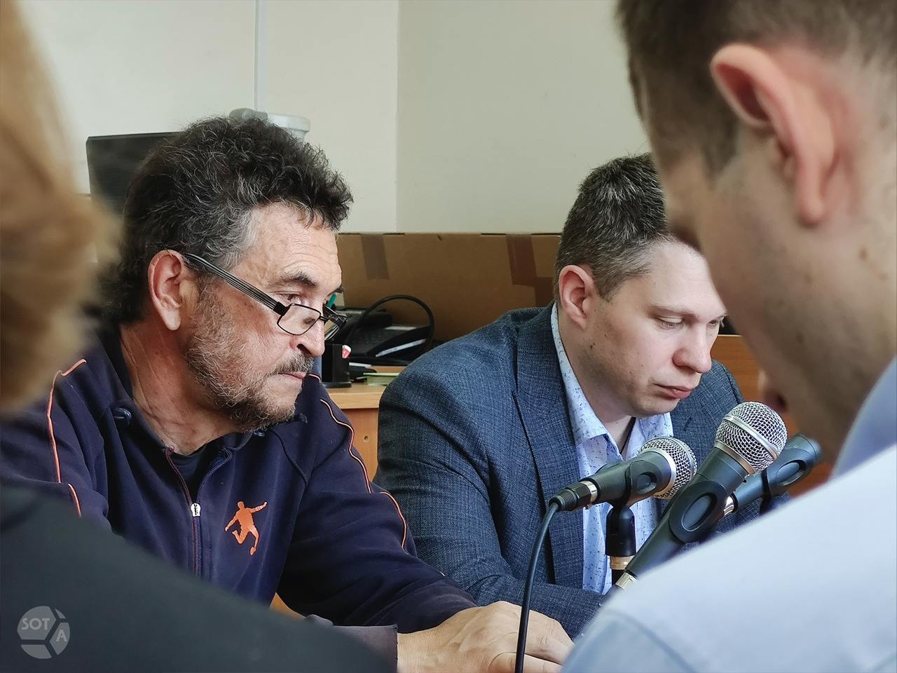 На екатеринбуржца обматерившего школьника в z шапке завели новое уголовное дело из за разговоров с сокамерниками В Центральный окружной военный суд в Екатеринбурге поступило дело об оправдании терроризма против жителя Екатеринбурга Александра Неустроева Мужчина отбывает трехлетний срок в колонии поселении по делу о хулиганстве по мотивам ненависти к социальной группе с угрозой применения насилия 66 ru со ссылкой на пресс службу суда пишет что новое дело против Неустроева возбудили за разговора с сокамерниками Мужчина якобы положительно отозвался о покушениях на Владлена Татарского и Дарью Дугину Военный суд рассмотрит дело уже завтра В апреле 2023 года екатеринбуржец Александр Неустроев начал кричать на пробегающего мимо мальчика Сука в жопу забей себе эту шапку Придурок Родителям своим скажи Идиот Позови отца своего сюда Школьник вернулся домой в слезах после чего его мама написала заявление в полицию чтобы агрессора нашли Выяснилось что отец ребенка военный и находится на СВО а мальчик сам захотел ходить в шапке с таким принтом Уже через пару дней Неустроева задержали сотрудники ОМОН и заставили извиняться на камеру В августе Ленинский суд Екатеринбурга прекратил уголовное дело против мужчины и назначил ему штраф в размере 7 тысяч рублей После этого депутат Госдумы Александр Хинштейн сообщил о повышении в должности судьи Ирины Цыбульской прекратившей дело и направил обращения о недопустимости этого в Верховный Суд и Администрацию резидента Он также заявил что санкции должны коснуться не только судьи Цыбульской но и ее вышестоящих коллег В итоге после возобновления дела по инициативе прокуратуры Александра Неустроева приговорили к 3 годам в колонии поселении Мама мальчика назвала этот приговор справедливым Фото SOTAvision