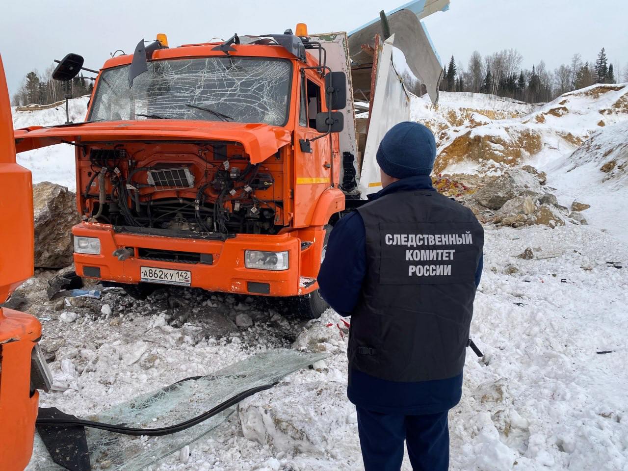 На карьере в Томской области сдетонировали подлежащие уничтожению промышленные взрывчатые вещества, сообщает Следственный комитет. Возбуждено уголовное дело. ТАСС со ссылкой на медиков пишет, что пострадали три человека, двое из них скончались.