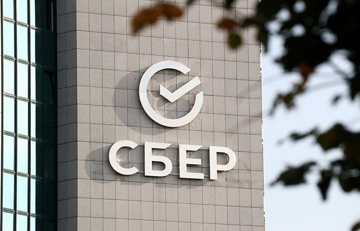 Следующий год будет не самым простым для банковского сектора, Сбербанку надо набрать хорошую форму, чтобы не разочаровать инвесторов в 2026 году, заявил глава кредитной организации Герман Греф. "Да, конечно, 2025 год не обещает быть простым. Мы уже, собственно говоря, прожили, можно сказать, без малого первое полугодие. И мы видим, что он складывается очень непросто. Но вы сказали про будущее. В будущее, мы смотрели все-таки, опираясь на прошлое. Вы знаете, что Сбер в качестве своей, наверное, фирменной привычки всегда достигать результат, какие бы сложные времена его ни преследовали, поэтому в этом году, несмотря на все сложности, я надеюсь, что мы выполним все наши планы", - заявил он в интервью в рамках годового собрания акционеров.