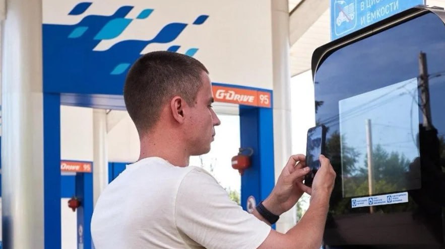 В Солнечногорске заработала круглосуточная экспресс-заправка В Подмосковье начала работу новая автоматическая экспресс-АЗС «Газпромнефть». Она расположена по адресу Солнечногорский район, поселок Андреевка, дом 42А, на пересечении Георгиевского шоссе и улицы Андреевка, и работает в круглосуточном режиме. На станции одновременно могут заправляться 4 автомобиля. На ней представлены АИ-92 и АИ-95, а также фирменный бензин и сезонное дизельное топливо. На станции одновременно могут заправляться 4 автомобиля. На ней представлены АИ-92 и АИ-95, а также фирменный бензин и сезонное дизельное топливо. Заправка на автоматических АЗС занимает не более трех минут. Водители самостоятельно используют раздаточные пистолеты и производят оплату через терминалы возле колонок. При возникновении вопросов круглосуточно доступна помощь операторов удаленного диспетчерского центра — для связи с ними достаточно нажать кнопку вызова на терминале. Экспресс-АЗС пользуются популярностью у автовладельцев, предпочитающих заправку без дополнительных услуг. В таком формате работает уже более 13% АЗС сети «Газпромнефть» в России. Новая станция стала 58-й автоматической экспресс-АЗС сети в Москве и Подмосковье, а также второй в поселке Андреевка. Подписаться Написать нам