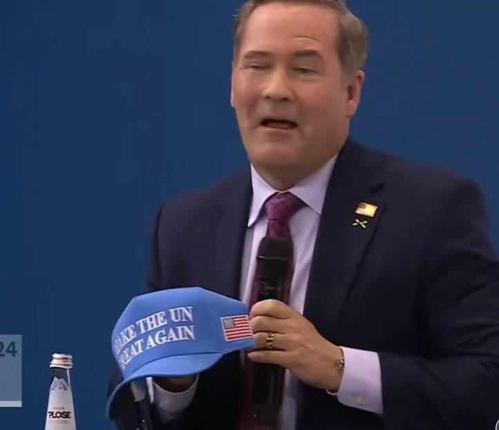 Уолтц на Мюнхенской конференции по безопасности подарил главреду The Economist кепку с надписью Сделаем ООН снова великой MUNGA