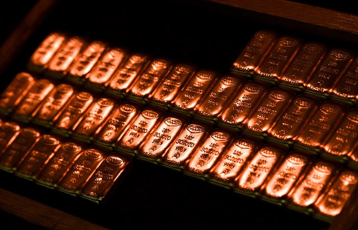 Золото умеренно дорожает цена превысила 4 тыс за унцию Цена золота умеренно поднимается в пятницу и находится выше психологически важной отметки в 4 тыс за унцию К 14 42 мск котировки декабрьских фьючерсов на золото на бирже Comex выросли примерно на 0 3 до 4004 1 за унцию Опубликованные накануне данные рекрутинговой фирмы Challenger Gray Christmas показали что американские компании в октябре объявили о сокращении 153 074 тыс рабочих мест это максимум для любого месяца с 2008 года а для октября с 2003 года Слабые данные по рынку труда повышают вероятность снижения ключевой ставки Федеральной резервной системы ФРС на декабрьском заседании Сейчас рынок оценивает такую вероятность примерно в 67 ifax go