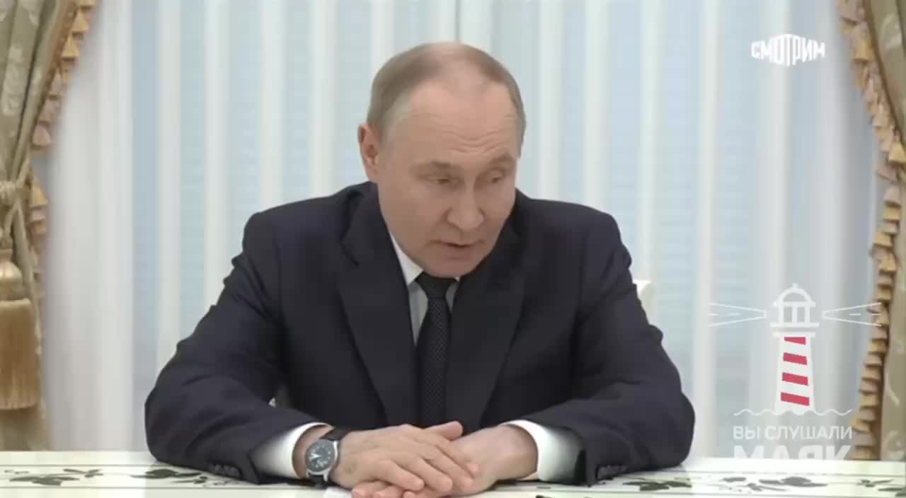 Путин обсудил единообразие учебников истории с главными редакторами