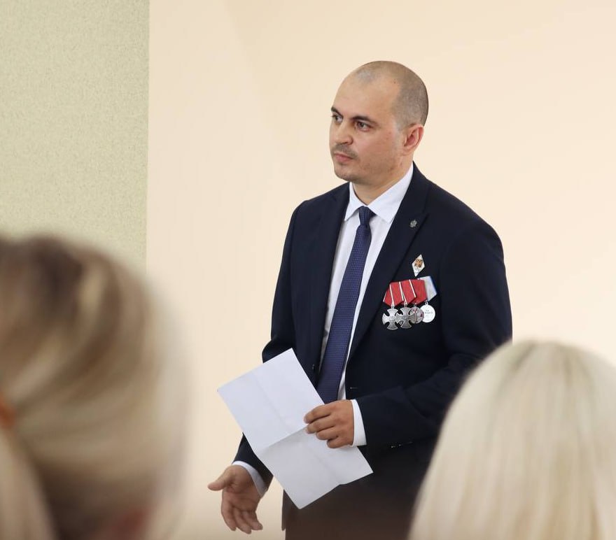 Коллективу Республиканской больницы представили нового главного врача. Им стал выпускник Военно-медицинской академии им. Кирова, кандидат медицинских наук Антон Хазов. «Уверен, многолетняя работа практикующим врачом и большой управленческий опыт помогут Антону Викторовичу справиться с поставленными задачами. Прежде всего, это сохранение и привлечение кадров, укрепление материальной базы, повышение качества работы Ресбольницы», – отметил Андрей Турчак. Он имеет богатый опыт, прошел путь от хирурга до заведующего операционным блоком Мариинской больницы, главного хирурга Александровской больницы в Санкт-Петербурге. Работал на фронте с первых дней СВО, возглавлял фронтовой госпиталь Артемовска Бахмута , медслужбу бригады в ЛНР и ДНР. Участник президентской кадровой программы «Время Героев». Кавалер двух Орденов Мужества, награжден медалью «За Отвагу», медалью Ордена «За заслуги перед Отечеством» второй степени. Бывшему главврачу Людмиле Григоричевой присвоили звание «Заслуженный врач Республики Алтай».