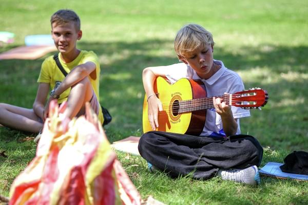 Ольга Ярославская предложила сократить летние каникулы до двух месяцев В июне детей можно занять творческими предметами в школе При этом ЕГЭ придётся сдвигать Таким мнением в эфире радиостанции Говорит Москва поделилась уполномоченный по правам ребёнка в столице Каникулы у нас самые длинные в мире три месяца наши дети гуляют летом Это хорошо конечно но у родителей нет трёхмесячного отпуска Вечная история куда деть ребёнка на три месяца Если есть бабушки и дедушки это упростит историю А если нет Даже лагерей на 28 дней уже нет 21 редко в основном на две недели Дальше что Дома сидят Я бы что предложила сделать июнь учебным месяцем Но тогда нам ЕГЭ придётся сдвигать В июне ребята могли бы заниматься творческими вещами У нас же есть в программе такие предметы как труд музыка рисование физкультура Никто не запрещает сделать такие творческие схемы Там уменьшить количество уроков чтобы было не семь восемь а шесть А вот здесь это творчество перенести сюда Проектную деятельность внеурочку и так далее govoritmoskva ru news 471530 Полное интервью читайте на сайте