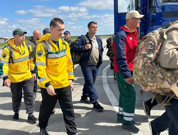 Из Архангельска в Забайкальский край на помощь коллегам отправились парашютисты-пожарные С начала пожароопасного сезона в Забайкальском крае зафиксировано свыше 600 возгораний, введен режим чрезвычайной ситуации. Огонь охватил более 2,4 млн гектаров леса. В тушении уже задействованы 900 специалистов из разных регионов России. По информации регионального Министерства природных ресурсов и ЛПК, пятый год подряд огнеборцы Поморья отправляются на борьбу с огненной стихией в другие субъекты страны. В этом году помощь сибирским коллегам окажут специалисты Лешуконского, Карпогорского, Каргопольского, Шенкурского, Верхнетоемского, Онежского подразделений ЕЛЦ. — Спецотряд полностью обеспечен защитной экипировкой, средствами пожаротушения, а также палатками, спальными мешками, посудой и продовольствием, — отметил заместитель директора по лётной службе и наземной охране лесов ЕЛЦ Николай Зелянин. — Все сотрудники прошли вакцинацию против клещевого энцефалита и инструктаж по технике безопасности. Ожидается, что командировка продлится около месяца. Фото Минприроды