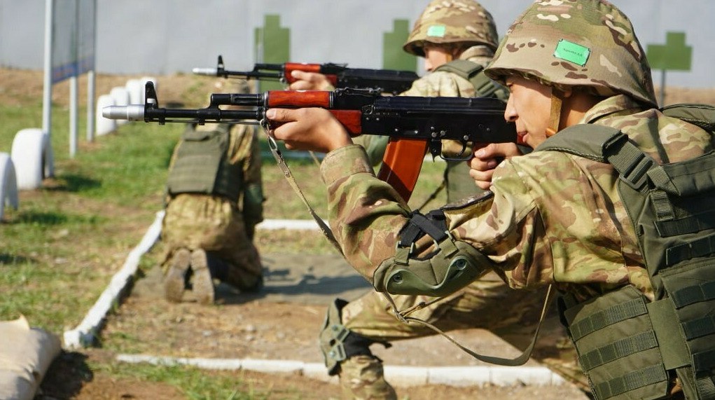 Солдат погиб на военном полигоне в области Жетысу 23 сентября во время занятий по боевой подготовке области Жетысу из за огнестрельного ранения погиб солдат срочник десантно штурмовых войск передает ArbatMedia По информации пресс службы ДШВ огнестрельное ранение было получено из за нарушения мер безопасности при обращении с оружием После происшествия возбудили уголовное дело В случае выяснения халатности и бесконтрольности со стороны должностных лиц виновные понесут самую строгую ответственность Происшествие взято на особый контроль министра обороны заявили в ведомстве Ранее в Алматинской области в войсковой части погиб 19 летний срочник Динмухамед Шынарбек Об этом сообщила сестра погибшего Прислать новость