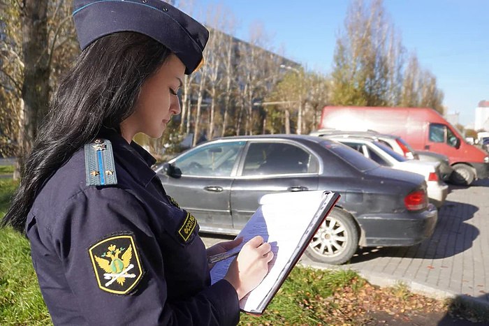 У жителя Екатеринбурга задолжавшего 300 тысяч рублей забрали автомобиль Автомашина должника арестована в Екатеринбурге в ходе совместного рейда судебных приставов и инспекторов налоговой службы сообщает в среду пресс служба ГУ ФССП России по Свердловской области Должник накопил задолженности по налогам и кредитам на общую сумму более 300 тысяч рублей сообщили в ГУ ФССП Автотранспортное средство было обнаружено на одной из парковок по улице Амундсена судебными приставами по розыску В ходе совместного рейда Кировского районного отделения ФССП г Екатеринбурга и ИФНС Ленинского района г Екатеринбурга автомобиль был арестован и направлен на ответственное хранение в специализированную организацию Если в ближайшее время долг не будет погашен имущество уйдет на реализацию в ТУ Росимущества uralweb ru