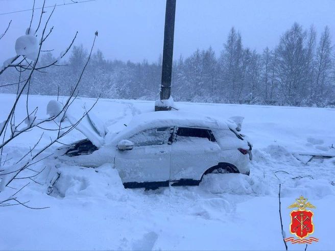 Таксист выехал прямо под электричку на переезде во Всеволожском районе. Пассажирка в авто погибла.  По версии полиции, таксист на Geely Coolray не справился с управлением и выехал на ж/д пути на «красный». Как раз в этот момент там двигался пассажирский поезд. В электричке люди не пострадали.     Северо-Западная транспортная прокуратура