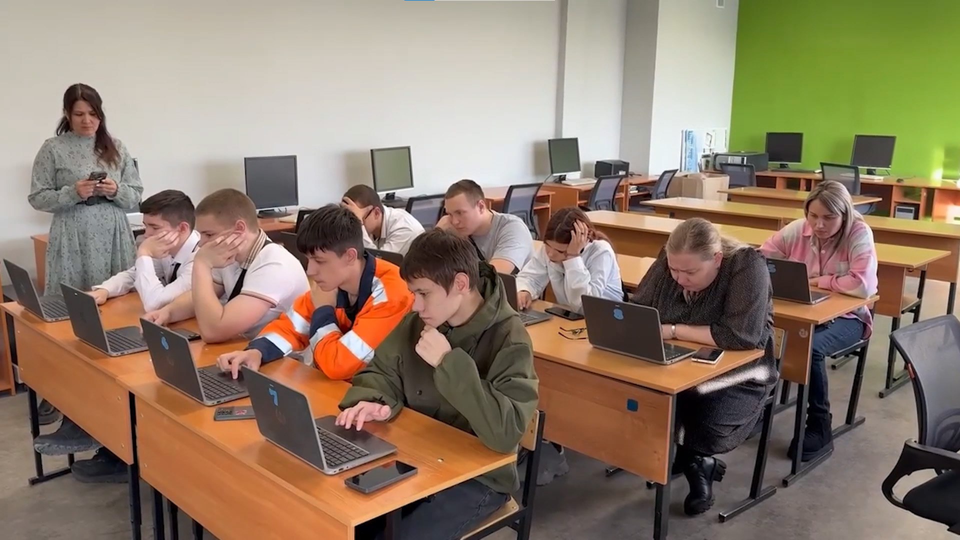 В Краснокаменске прошла акция Тотальный экзамен по правилам дорожного движения Безопасность на дорогах зона ответственности каждого В Краснокаменске уже много лет успешно проходит акция Тотальный экзамен по правилам дорожного движения которая помогает не только проверить знания правил но и напомнить о важности взаимного уважения на дороге Это единственная подобная инициатива в Забайкальском крае Максим Волков расскажет подробнее