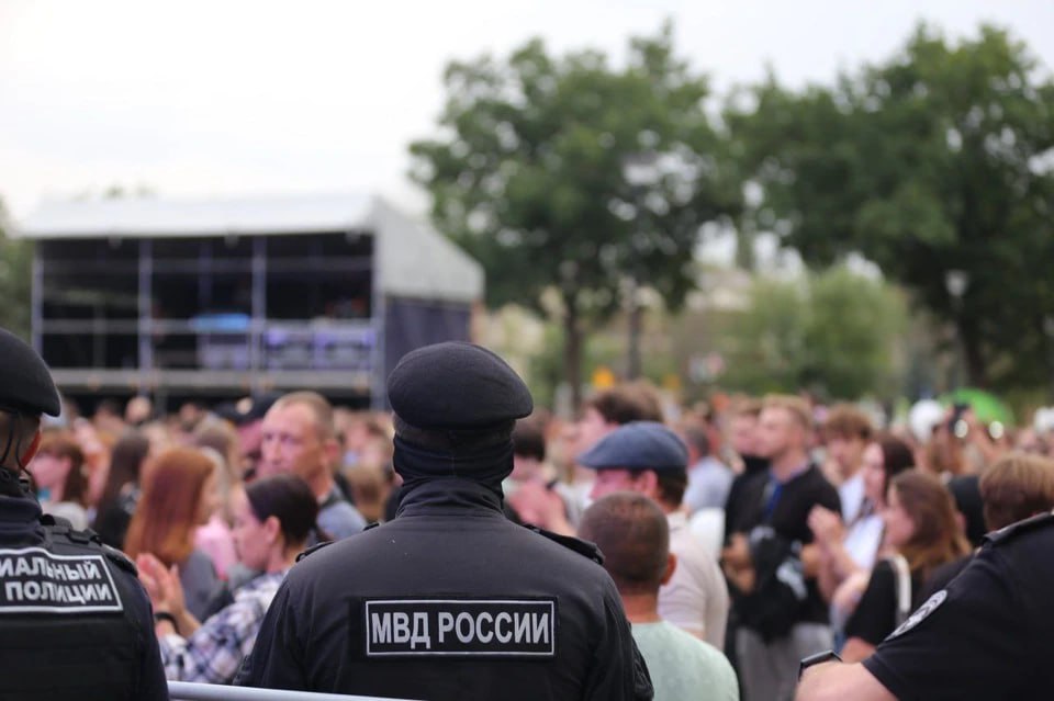 200 сотрудников полиции ЛНР обеспечили порядок в День молодёжи В Луганской Народной Республике 28 июня прошли масштабные празднования в честь Дня молодёжи. Кульминацией торжеств стал Молодёжный фестиваль в сквере имени Героев «Молодой гвардии» с участием российских артистов - среди гостей были группа «Непара» и писатель Захар Прилепин. Для контроля за порядком было задействовано около 200 сотрудников полиции. «Правоохранители обеспечивали безопасность гостей и участников мероприятий. Сотрудники МВД ЛНР координировали действия с другими силовыми структурами, чтобы предотвратить возможные нарушения», - сообщили в ГУ МВД России по ЛНР. Благодаря слаженной работе праздник прошёл без инцидентов. В ведомстве отметили, что все запланированные мероприятия завершились в штатном режиме, а граждане смогли безопасно отметить День молодёжи.