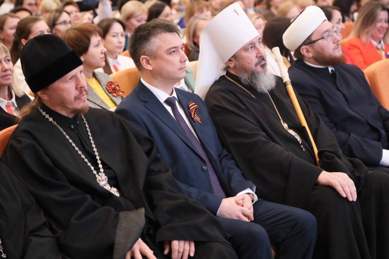 В качестве лектора Российского общества «Знание», вместе с Владыкой Савватием, главой Чувашской митрополии, и Ильясом хазратом Сафияновым, муфтием Духовного управления мусульман Чувашии, провели республиканскую научно-практическую конференцию. Акцент был сделан на Указе 809, подписанном Президентом России, о духовно-нравственных ценностях. А также на важности взаимодействия образовательных учреждений с родителями и общественными структурами. #МинобразованияЧувашии #ЗахаровМинобразования21 #Знание