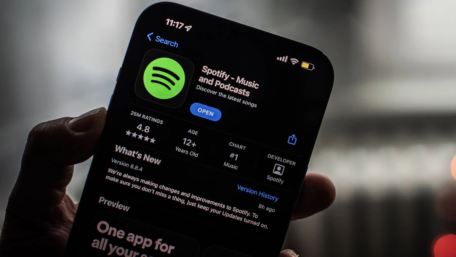 Spotify получит новый Pro-тариф    Называться он будет Music Pro, пишет Bloomberg. За доплату в 5,99 долларов пользователи получат доступ к музыке в более высоком качестве, а также разные «плюшки» вроде возможности создания ИИ-ремиксов и раннего доступа к билетам на концерты.  Запустить Music Pro планируют до конца года.    Rozetked   Подписаться