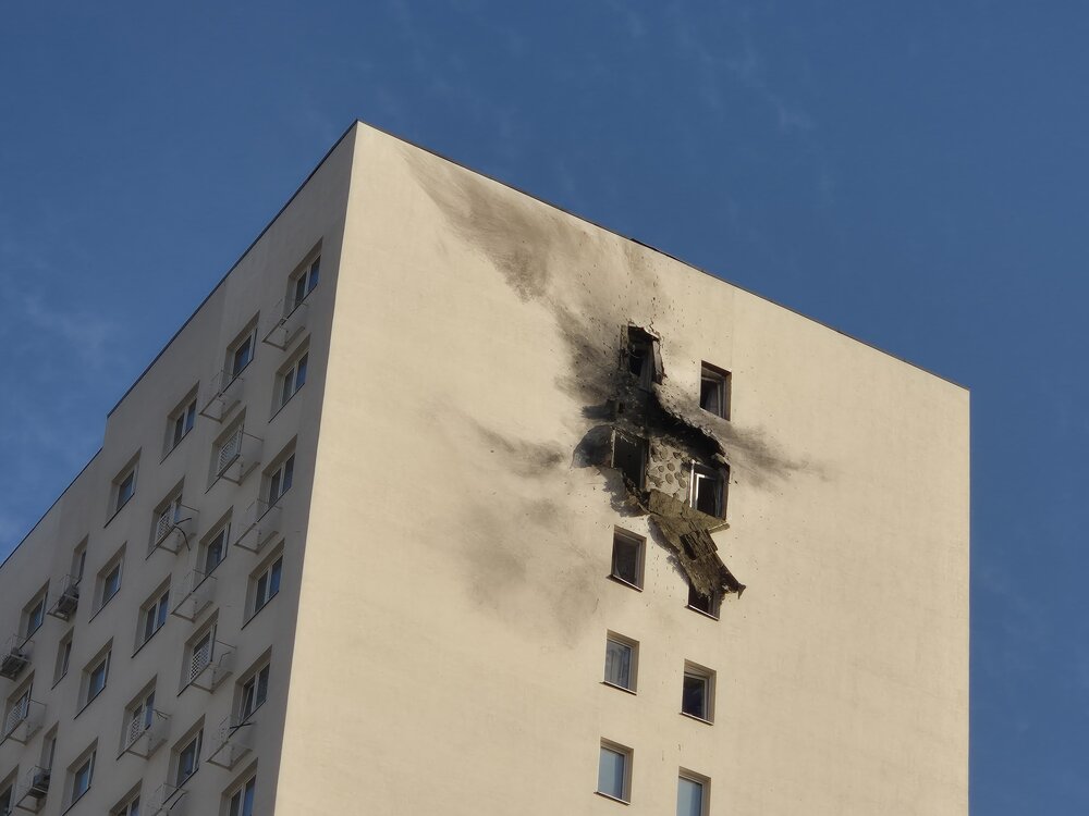 В ЖК на западе Москвы обломки БПЛА повредили фасад дома На западе Москвы, в районе станции метро Юго-Западная, в результате падения обломков беспилотного летательного аппарата был поврежден фасад жилого дома. Данных о пострадавших не поступало. Об этом сообщает Telegram-канал «Осторожно, Москва». Пресс-служба уведомляет, что источник опубликовал кадры повреждений. Накануне стало известно о серии взрывов в столичном районе Тропарево-Никулино. Местные жители утверждают, что слышали не менее…