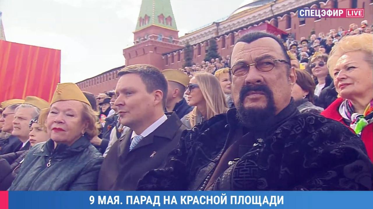 На трибунах парада победы обнаружен настоящий ветеран — американский актёр Стивен Сигал