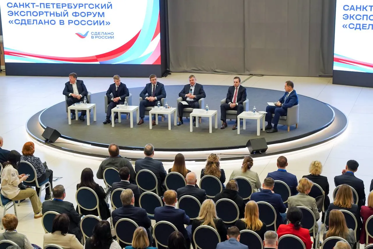 Вчера состоялся первый Санкт Петербургский экспортный форум Сделано в России новые стратегии партнёрства Более 500 экспертов приняли участие в обсуждении и проработке механизмов продвижения за рубежом нашего национального бренда Сделано в России Задача непростая предложить экспортёрам практические инструменты для работы на внешних рынках в условиях меняющейся конъюнктуры и новой географии международной торговли Роль двух регионов Санкт Петербурга и Ленинградской области в экспортной системе Северо Запада выходит на первый план Мы формируем один из сильнейших экспортных кластеров страны Это наш вклад в реализацию национального проекта Международная кооперация и экспорт Петербург ведёт торговлю с 202 странами Во внешнеэкономической деятельности принимают участие порядка 7 тысяч предприятий и организаций Уверен что новый форум станет важной площадкой для отечественной промышленности и предпринимательства Подписывайтесь на мой канал в MAX