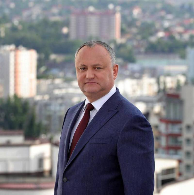 Экс-президента Молдавии Додона вызвали в полицию за ношение георгиевской ленточки на марше 9 Мая. «Я уже говорил ранее и повторюсь: отказываться от символов Победы только потому, что этого хотят Майя Санду и PAS, я не собираюсь. В отличие от них, считающих себя проигравшими в Великой Отечественной войне, нам, потомкам победителей, бояться нечего и некого», — сообщил лидер Партии социалистов. Додон считает, что георгиевская лента — это не политика, а память о тех, кто боролся за мир. Он напомнил, что после прихода к власти Санду штраф за ее ношение составляет от $260 до $520. «В 2022 году меня уже пытались оштрафовать за ношение георгиевской ленты на Марше Победы, но я оспорил это решение в суде и выиграл дело. Так будет и сейчас», — добавил он. БРАТ за БРАТА
