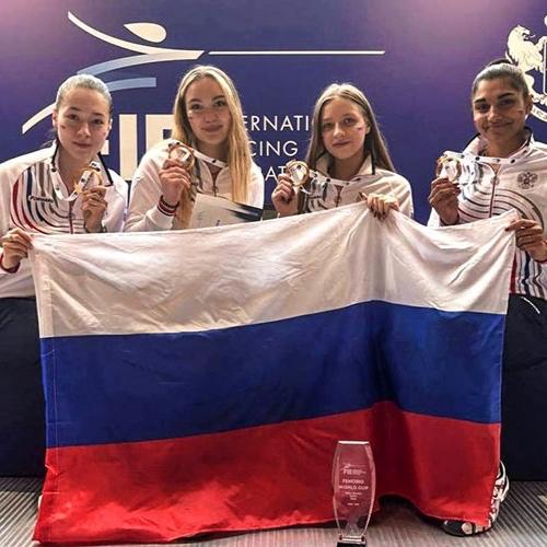Петербурженка выиграла этап юниорского Кубка мира по фехтованию Петербурженка Карина Таллада в составе сборной России одержала победу на этапе Кубка мира среди юниоров по фехтованию Соревнования проходили в Тбилиси об этом сообщили в Комитете по физической культуре и спорту Санкт Петербурга В финале российская команда встретилась со второй сборной мирового рейтинга командой Узбекистана Решающий поединок завершился победой россиянок позволив им подняться на высшую ступень пьедестала и укрепить позиции в международном юниорском сезоне Фото Комитет по физической культуре и спорту Петербурга Подписаться на Петербургский дневник в МАХ