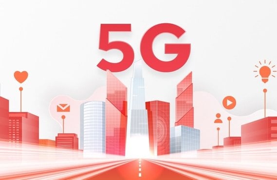 В России появилась первая пилотная зона 5G на отечественном оборудовании  Eе развернули в московском 5G демоцентре в павильоне "Умный город" на ВДНХ, сообщили в Департаменте информационных технологий  ДИТ  Москвы. Связь пятого поколения позволяет моделировать реальные сценарии использования и тестировать продукты в условиях высокой скорости и низкой задержки.    Средняя скорость загрузки - 1,3 Гбит/с.     В демоцентре используются российские базовые станции компании "Иртея"  между КИТ-вендором и ДИТ Москвы заключено соглашение о взаимодействии и развитии инноваций в городе Москве .   «Москва заинтересована в развитии сверхбыстрой связи и передовых технологий на ее основе. Столичная 5G-лаборатория стала первой технологичной телеком-площадкой России, работающей на отечественном оборудовании. Это позволит разработчикам тестировать свои решения с использованием новейших российских базовых станций, а производителям оборудования 5G - получать обратную связь от отрасли», - отметил руководитель ДИТ Эдуард Лысенко.  Столичный ДИТ открыл 5G-демоцентр на ВДНХ в октябре 2020 года. Это специальная площадка с полноценной сетью 5G, где разработчики инновационных проектов могут протестировать свои решения. Они получают доступ к сверхскоростным сетями уникальное оборудование для работы: инженерные 5G-модемы, 5G-видеокамеры, а также доступ к облачным ресурсам площадки.  Ранее правительство приняло решение финансово поддержать производство российских базовых станций. Финальная редакция федерального проекта «Отечественные решения», который входит в нацпроект «Экономика данных и цифровая трансформация государства», на данный момент предусматривает финансирование создания российских базовых станций связи 2G/4G/5G в 2025–2027 гг. в размере 16,84 млрд руб., из которых 8,2 млрд руб. поступят из федерального бюджета.    Фото: ДИТ  #Микроэлектроника #Телеком  Отдать голос за