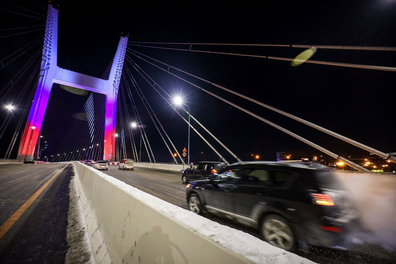 Нагрузка на перекрёсток у Ауры выросла после запуска четвёртого моста После запуска объекта произошло заметное перераспределение транспортных потоков на правом берегу Как мы и прогнозировали наиболее нагруженный узел это пересечение улиц Ипподромской и Военной На этом участке был разработан временный режим регулирования изменены продолжительность цикла и время работы разрешающего сигнала светофора рассказал начальник департамента дорожно благоустроительного комплекса Александр Стефанов на аппаратном совещании 16 декабря По его словам на примыкающих улицах в частности перекрёстке Военной и Тополёвой трафик существенно снизился Для решения проблемы разработали новую схему организации дорожного движения Её уже согласовали с Госавтоинспекцией и начнут применять на этой неделе По поручению мэра Максима Кудрявцева отслеживать транспортные потоки продолжат Весной начнут обустраивать участки для разворотов и дополнительные съезды с переправы Подписаться на канал