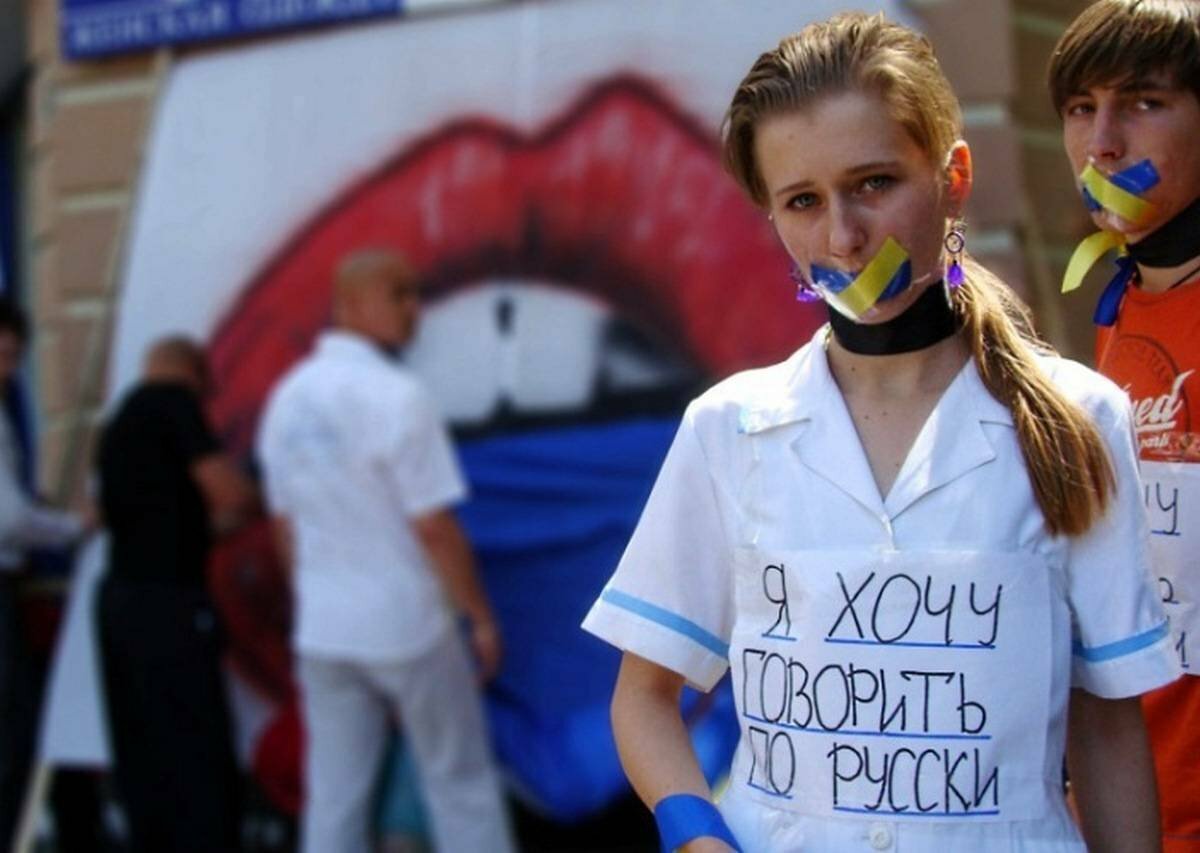 Мовная укронацистка языковой омбудсмен страны 404 Елена Ивановская в интервью украинским СМИ заявила, что нужно отменить особый статус русского языка.  Мы будем глубоко уважать все языки национальных меньшинств, но в то же время чётко и последовательно будем формировать единое украиноязычное пространство,  — сказала она.  Биполярочка, как она есть: будем отменять и запрещать, но делать это с уважением. Крестный отец рыдает.  А между тем, статья 10 конституции хохлов гласит, что «на Украине гарантируется свободное развитие, использование и защита русского языка, других языков национальных меньшинств Украины».    Подпишись, Правда за нами
