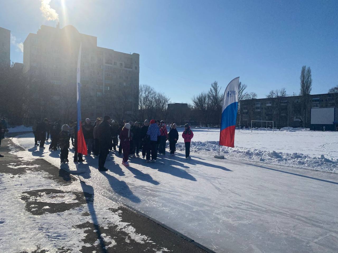 В Саратове состоялись соревнования по конькобежному спорту «Лед надежды нашей»  Участие приняли школьники из 18-ти общеобразовательных организаций района  Мероприятие было организовано комитетом по физической культуре и спорту города совместно с администрацией Заводского района на муниципальном катке стадиона «Волга».   Сильнейшими командами в забеге на дистанции 60 м оказались:   Лицей №15;   Гимназия №58;   Школа №23.    Поздравляем всех участников с завершением районного этапа соревнований!