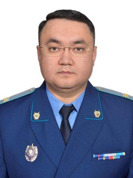 Подозревают в избиении подчинённых в отношении главного прокурора Усть Каменогорска проводится служебное расследование На время проверки главного прокурора города Тимура Чакпантаева отстранили от должности Ранее в социальных сетях распространилась информация о том что в два часа ночи с 31 на 1 сентября сотрудники прокуратуры были подняты по тревоге Люди думали что случилось ЧП Но быстро стало ясно тревога объявлена без причины По сообщениям инициатором оказался руководитель прокуратуры Чакпантаев В свой кабинет он вызвал прокуроров Иркова и Меренбаева Там произошёл конфликт который закончился рукоприкладством Утром пострадавшие обратились в полицию с заявлением а вскоре появились слухи что Чакпантаева временно отстранили а проверкой занялось УСБ Прокуратуры Также по неофициальной информации на главного прокурора города полиция возбудила уголовное дело по статье 109 УК РК Побои однако это не подтвердили но и не опровергли в пресс службе прокуратуры ВКО Помимо главного прокурора Усть Каменогорска к дисциплинарной ответственности привлекли и других сотрудников прокуратуры t me orda kz