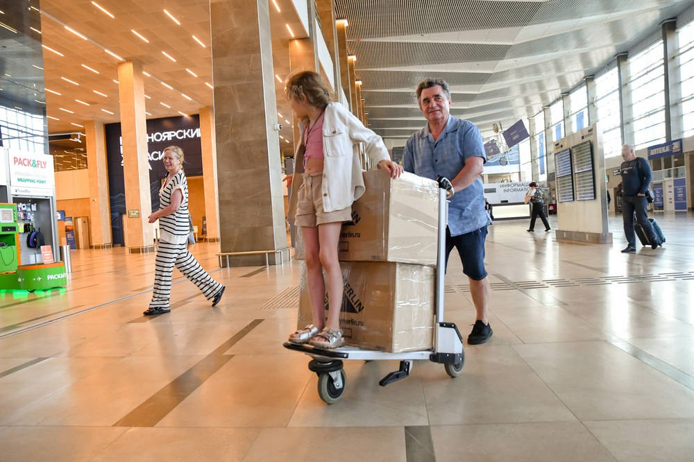 В будущем году из Красноярска можно будет выгодно улететь в Калининград Кызыл и 18 других мест Федеральное агентство воздушного транспорта утвердило перечень субсидируемых межрегиональных маршрутов на 2026 год Субсидии получены для 20 льготных направлений из аэропорта Красноярск рассказали в пресс службе воздушной гавани Программа субсидированных перевозок реализуется при поддержке государства Благодаря этому жители и гости Красноярска смогут получить возможность путешествовать по сниженным тарифам Документ сохраняет ключевые условия программы и расширяет географию перевозок уделяя особое внимание направлениям на Дальний Восток в Калининградскую область а также в северные и труднодоступные регионы В 2026 году три авиакомпании получили субсидии на выполнение 20 маршрутов из аэропорта Красноярск которые охватывают следующие города Омск Мирный Нерюнгри Сургут Новый Уренгой Тюмень Челябинск Читу Махачкалу Ленск Нижнеангарск Олекминск Таксимо Талакан Чару Кызыл Новокузнецк Томск Полярный и Уфу Важно отметить что получение субсидии не означает автоматический запуск рейсов по данным направлениям Авиакомпании самостоятельно определяют частоту и период выполнения полетов исходя из производственных возможностей и спроса Newslab в ТГ МАХ ОК ВК Дзен Буст