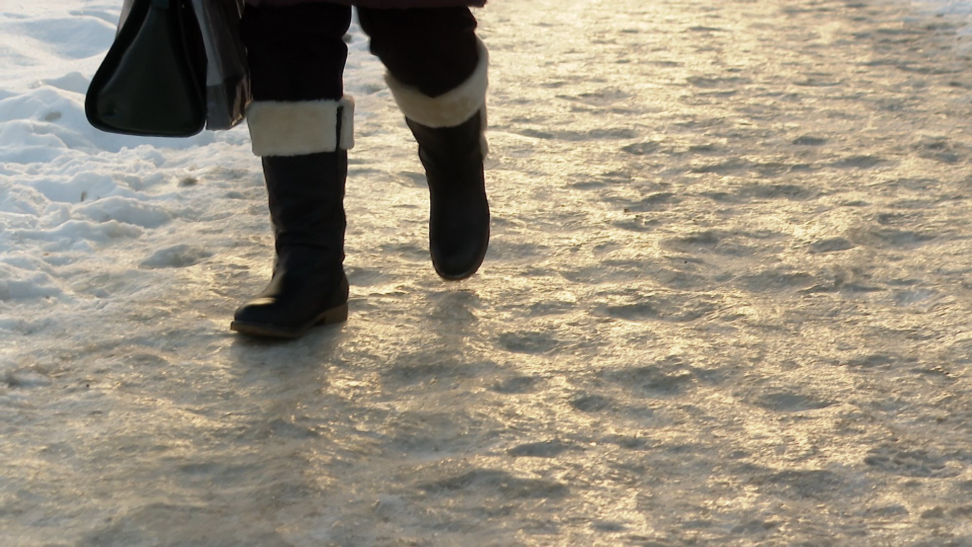 65 барнаульцев обратились в травмпункт БСМП 2 в первый день заморозков Практически все травмы результат падения от болезненных ушибов до серьезных переломов Чаще всего на льду поскальзывались пожилые люди Специалисты напоминают правила безопасности в гололёд носите удобную обувь с рельефной подошвой держите руки свободными шагайте мелко и не торопитесь внимательно смотрите под ноги Помните не бывает неудобных мер предосторожности Бывают месяцы в гипсовой повязки подчеркнули в пресс службе Краевой клинической больницы скорой помощи 2