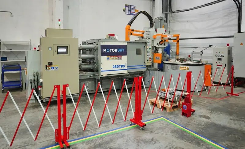 Компания Моторскай резидент Фонда Сколково Группа ВЭБ РФ запустила роботизированное производство бесколлекторных электродвигателей для БАС Новая автоматизированная линия полного цикла позволяет выпускать до 10 000 высококачественных электродвигателей в месяц Концепция производства основана на максимальном контроле качества на всех этапах от штамповки магнитопровода до финальной сборки Запуск линии дает компании три ключевых преимущества сквозной контроль качества по всему циклу с гарантией высочайших стандартов операционную гибкость за счет быстрой переналадки под разные типоразмеры и масштаб с конкурентоспособной себестоимостью В ближайшее время Моторскай планирует выйти на плановые объемы выпуска и продолжить отладку всех процессов Параллельно компания ведет переговоры с потенциальными заказчиками о поставках компонентов и ставит цель в течение года обеспечить контрактными заказами не менее 30 мощностей новой линии БАС производство ГруппаВЭБРФ Моторскай bespilotny1