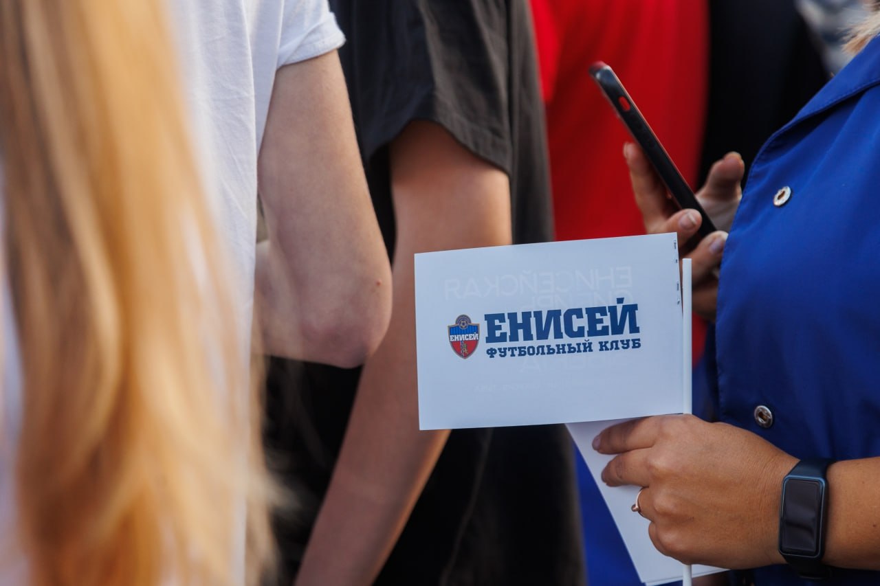 Красноярский футбольный клуб «Енисей» на Центральном стадионе пропустил три мяча от «Чайки» в первой игре нового сезона Первой лиги   Молодая по среднему возрасту команда из Песчанокопского внезапно для болельщиков и футбольных экспертов показала весьма дисциплинированный футбол. Гости смогли забить гол уже на 6-й минуте матча.   «Енисей» второй тайм начал явно лучше, а уже на 51-й минуте игроки «Чайки» забили второй мяч. «Красно-синие» провели несколько замен, это не помогло красноярцам. Гости вновь отличились на 85-й минуте.  Отметим, что еще за несколько дней до старта сезона сообщалось о возможном снятии «Чайки» с турнира, но был назначен новый главный тренер Дмитрий Комбаров, с которым в команду пришла группа молодых игроков, выступавших за «Спартак-2».  Фото: Дарья Кривицкая