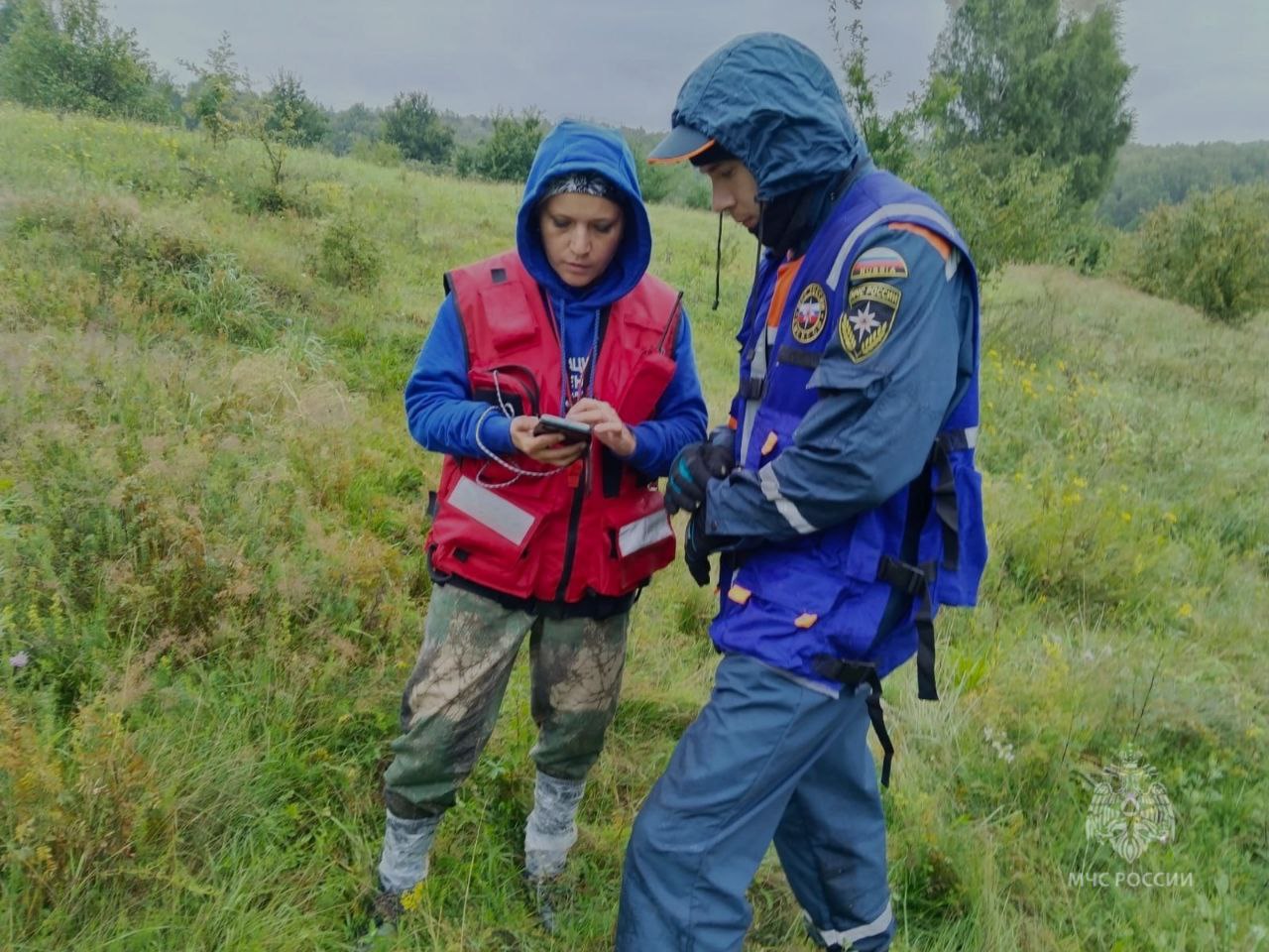 Альбина Сагирова, руководитель отделения Национального центра помощи пропавшим и пострадавшим детям в Республике Татарстан: "20 мая наша команда волонтёров из Республики Татарстан прибыла на масштабные учения Национального Центра, которые станут самыми крупными за последние годы. Это около 240 добровольцев и экспертов из поисковых отрядов со всей России, включая представителей партнёрских организаций. Учения — это уникальная возможность закрепить профессиональные навыки, освоить новые методики и обменяться опытом с коллегами. Инструкторский состав подготовил насыщенную программу, направленную на совершенствование взаимодействия между отрядами, что особенно важно для оперативной координации в реальных поисковых операциях. Особое значение учения имеют для сплочения команд: совместная работа в полевых и учебных условиях формирует прочные связи, которые становятся основой успеха в будущих проектах. Мы гордимся участием и уверены, что полученные знания помогут спасти ещё больше жизней".