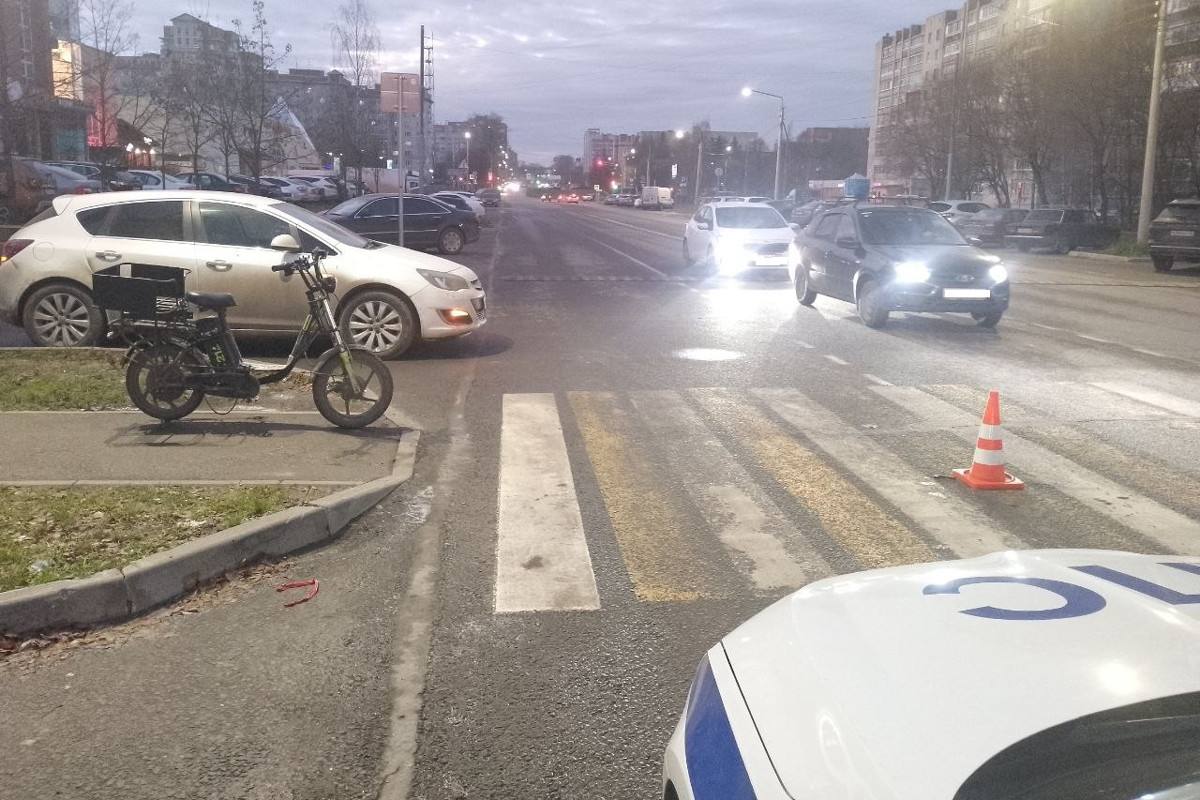 Сбитого в Вологде 29 летнего велосипедиста на скорой увезли в больницу ДТП произошло 11 ноября на улице Новгородской По предварительной информации 36 летний водитель автомобиля Опель Астра при выезде с прилегающей территории сбил мужчину который на велосипеде ехал через дорогу по нерегулируемому пешеходному переходу Вологда Регион 35ТВ в MAX