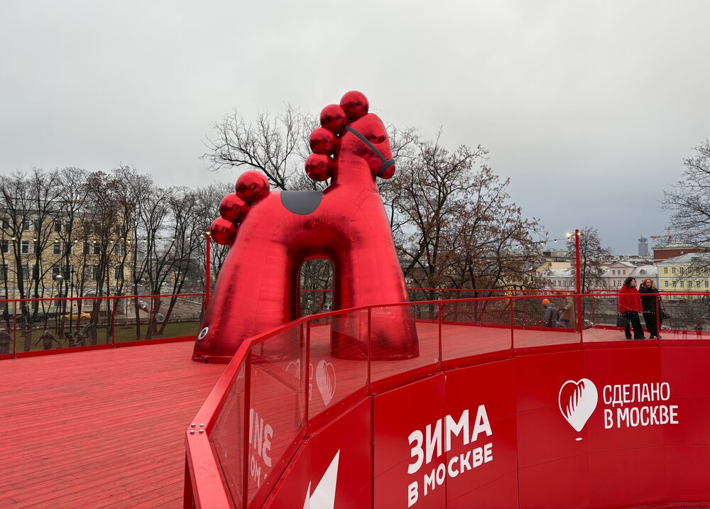 На Болотной площади появился огромный 6 метровый надувной красный конь символизирующий наступающий год Красной Огненной Лошади А вы его уже видели Фото АГН Москва