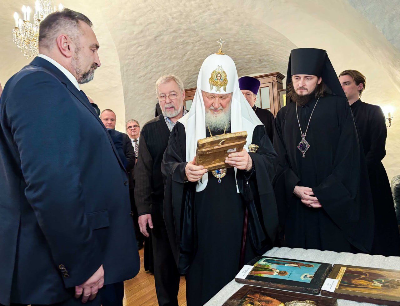 В Новодевичьем монастыре состоялась передача Русской Православной Церкви более 100 православных икон, вывезенных из России в годы лихолетий  Российский предприниматель и меценат Сергей Александрович Шмаков, учредитель и президент ГК «Сапсан», передал иконы Святейшему Патриарху Московскому и всея Руси Кириллу.  Святейший Владыка осмотрел иконы. Обращаясь к присутствующим, Предстоятель Русской Православной Церкви сердечно поблагодарил жертвователя за благотворительные инициативы, способствующие сохранению и приумножению духовного и историко-культурного наследия нашего народа.  Среди возвращенных икон — Казанская икона Божией Матери XIX века, возможно, написанная в мастерской Гурьянова или в одной из ведущих иконописных мастерских Москвы. Примером усадебного искусства XVIII века является образ Богоматери — копия картины Рафаэля. Венчальная пара  иконы Христа Спасителя и Богородицы  XIX-XX века, очевидно, была вывезена за границу как семейная реликвия.   Также были переданы миниатюрные иконы из финифти, икона святителя Николай Чудотворца XIX века, написанная сельским иконописцем из Владимирской губернии и другие.