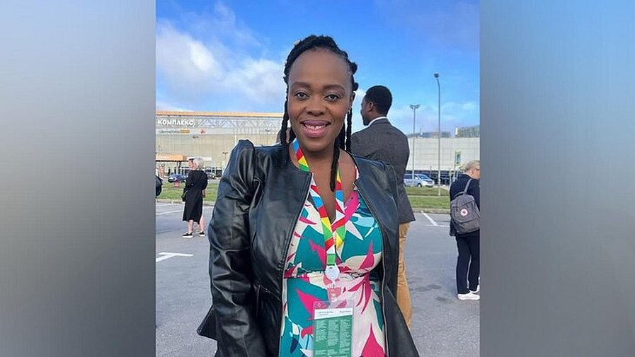 Журналистка Нонкулулеко Мантула задержана в аэропорту Йоханнесбурга когда прилетела в ЮАР из России Об этом сообщает местный портал Netwerk 24 По предварительным данным Мантулу подозревают в нарушении закона ЮАР в рамках которого наемничество находится под запретом Журналистка работает в государственной медиагруппе SABC и является ведущей на радиостанции SAFM Женщина также освещала события в странах БРИКС ТАСС уточняет что задержание Мантулы может быть связано с делом в рамках которого на этой неделе в суд был подан иск против дочери экс президента республики Джейкоба Зумы Дудзиле Зумы Самбудлы которая ушла в отставку с должности депутата национального парламента Ранее в Екатеринбурге был задержан главред издания Вечерние Ведомости Владислав Постников Сотрудники полиции сообщили что в отношении него был составлен протокол по статье о пропаганде или публичной демонстрации нацистской символики либо символики экстремистских организаций