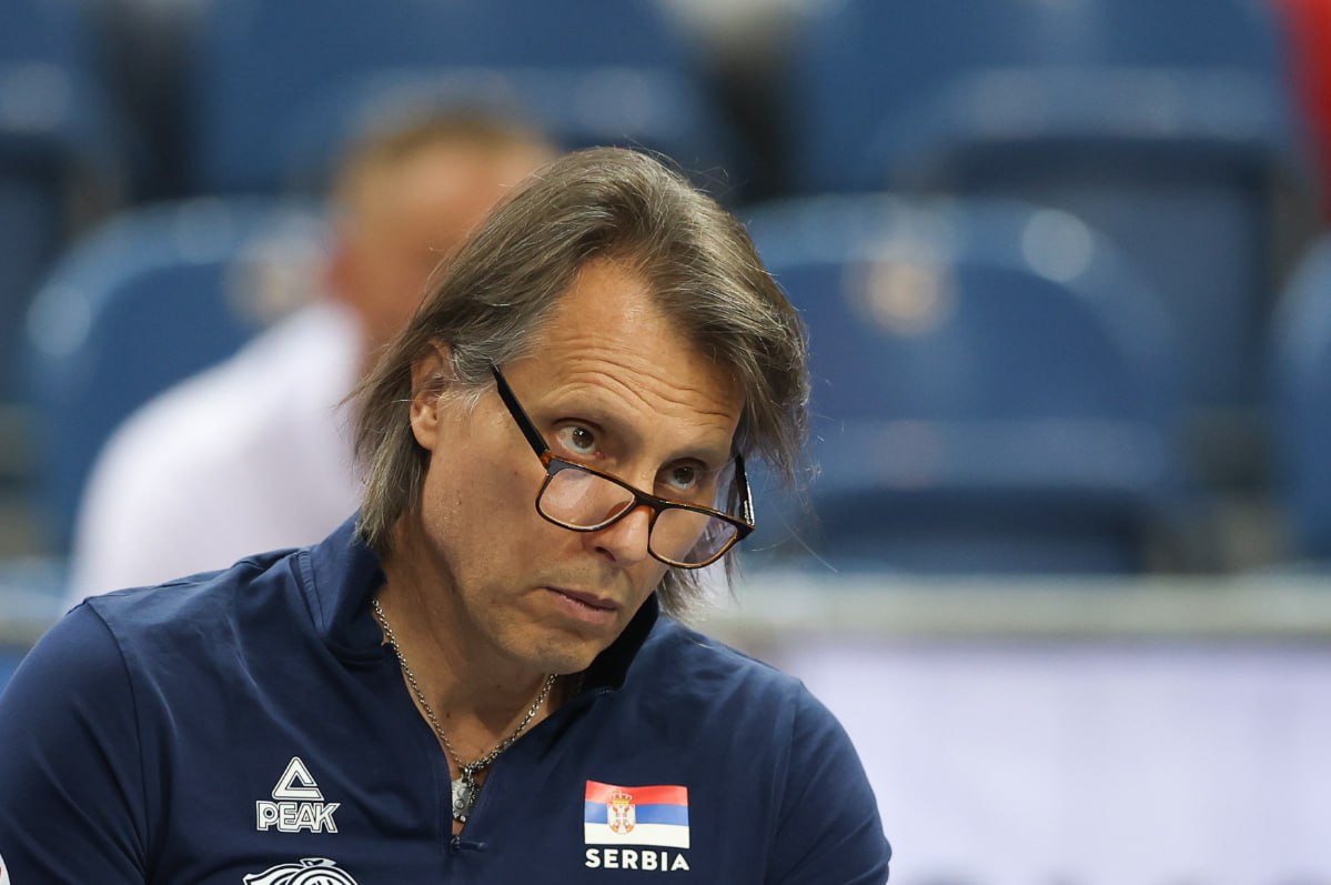 Тренер бросил переехавший из Белгорода клуб проработав меньше месяца Волейбольный клуб Белогорье сообщил о неожиданном уходе румына Георге Крецу с поста главного тренера Крецу назначенный на пост в конце мая и присоединившийся к команде только в начале октября из за работы в сборной Сербии заявил что принял решение уйти по личным причинам которые хотел бы оставить при себе Мы ошеломлены Постараемся принять и переварить эту ситуацию заявил директор клуба Сергей Тетюхин Командой будет руководить Сергей Баранов Крецу успел провести с командой два матча в финале четырех Кубка Победы и три игры в чемпионате России В 2017 году Крецу работал в Белогорье но подал в отставку еще в декабре Также он собирался возглавить клуб в сезоне 2022 23 но передумал писал Спорт Бизнес Online Белогорье не играет в Белгороде с октября 2022 года Global Look Press Подписаться на РБК Спорт