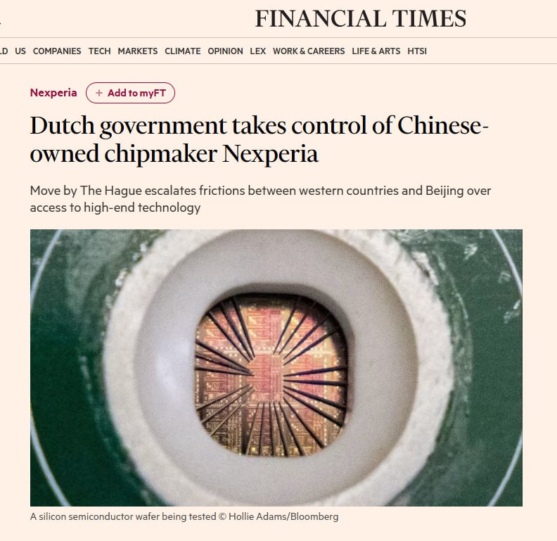FT Правительство Нидерландов берет под контроль китайского производителя чипов Nexperia Правительство Нидерландов взяло под контроль Nexperia производителя полупроводников принадлежащего китайской Wingtech но базирующегося в Нидерландах Мера предпринята для обеспечения поставок микросхем в Европу для автомобильной и электронной промышленности Это первый случай применения нидерландского Закона об обеспечении доступности товаров из за угрозы утраты технологических компетенций Nexperia была приобретена китайским инвестиционным консорциумом за 2 75 млрд в 2017 году после отделения от NXP Semiconductors В 2019 году контроль над компанией перешёл к китайской группе Wingtech На фоне усиливающихся технологических разногласий между Западом и Китаем шаг Нидерландов совпал с введением Китаем ограничений на экспорт редкоземельных металлов Министерство экономики Нидерландов объяснило решение серьёзными нарушениями корпоративного управления в Nexperia и стремлением предотвратить риски недоступности её продукции в кризисной ситуации Компания производит чипы используемые в европейском автопроме и потребительской электронике Министр экономики Нидерландов получил право блокировать решения совета директоров Nexperia Wingtech назвала вмешательство чрезмерным и геополитически мотивированным заявив что оно противоречит принципам рыночной экономики ЕС Акции Wingtech на Шанхайской бирже упали на 10 после публикации решения Компания сообщила что обратилась за поддержкой к китайскому правительству 30 сентября Nexperia и её подразделения получили запрет на изменение активов интеллектуальной собственности и бизнес операций сроком на год 1 октября апелляционный суд Амстердама временно отстранил от должности CEO Nexperia Чжан Сюэчжэна гражданин Китая и назначил независимого директора с решающим голосом не гражданин Китая В прошлом году США внесли Wingtech в чёрный список компаний связанных с передачей чувствительных технологий Китаю Новые правила США теперь распространяются и на дочерние компании что включает Nexperia Под давлением США Нидерланды ранее ограничили экспорт оборудования ASML в Китай Nexperia утверждает что соблюдает все экспортные ограничения и санкционные режимы Компания уже сталкивалась с блокировкой сделок в 2022 году Великобритания запретила её покупку Newport Wafer Fab по соображениям нацбезопасности Нидерланды заявили что текущее решение не направлено против других компаний или стран и может быть обжаловано в суде   perforum io news t chip war china us