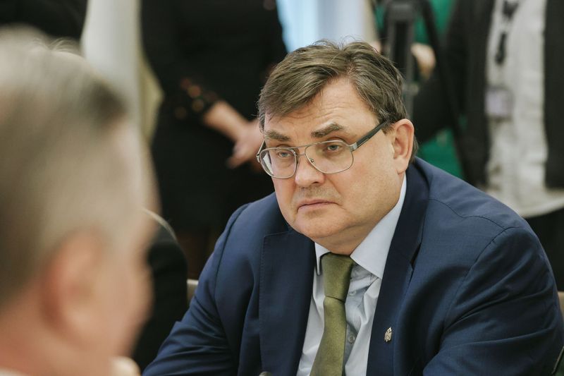 Число убитых амурских тигров за год сократилось с 50 70 до 15 особей в Приморье в значительной степени удалось победить бытовое браконьерство рассказал на сессии Восточного экономического форума ВЭФ министр юстиции председатель наблюдательного совета центра Амурский тигр Константин Чуйченко Он связал это с законодательной работой по ужесточению уголовной ответственности за браконьерство Министр напомнил что в законодательстве появились отдельные нормы например запрет на транспортировку хранение или какое либо использование дериватов краснокнижных животных Фото Андрей Любимов РБК Следить за новостями РБК в Telegram