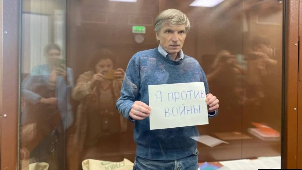 Посаженного за слова экс мундепа Алексея Горинова без причин поставили на профучет как склонного к поджогам в колонии Об этом сообщили в группе поддержки политзаключённого Сам Горинов не знает почему это произошло он не курит и у него нет доступа к спичкам или зажигалкам Заключённый заявил что такие учеты снижают его безопасность и он просит учитывать это если с ним что то случится он ничего не поджигал и не собирается Также он отметил что подобные решения выносятся после его госпитализаций и назвал это своеобразной платой за лечение Бывший московский муниципальный депутат Горинов стал одним из первых осужденных за фейки о ВС РФ Впоследствии его приговорили к 3 годам за оправдание терроризма в разговорах с сокамерниками На прошлой неделе Леонид Волков обвинил экс политзаключённого Андрея Пивоварова в том что тот занял место Горинова на обмене Задонатить через бота Patreon Boosty