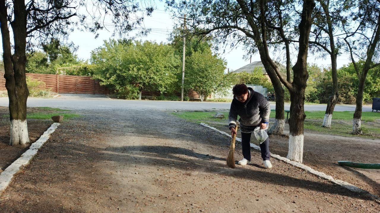 Генический округ субботник в селе Семихатки К третьей годовщине воссоединения Херсонской области с Россией в Геническом округе продолжаются субботники Сегодня работники Семихатского сельского клуба навели порядок на прилегающей территории к учреждению Мы вышли на уборку чтобы сделать наш уголок еще более чистым и уютным Командная работа дружеская атмосфера и забота о природе вот что объединяет нас поделилась начальник сектора Семихатского СК Вероника Сенько