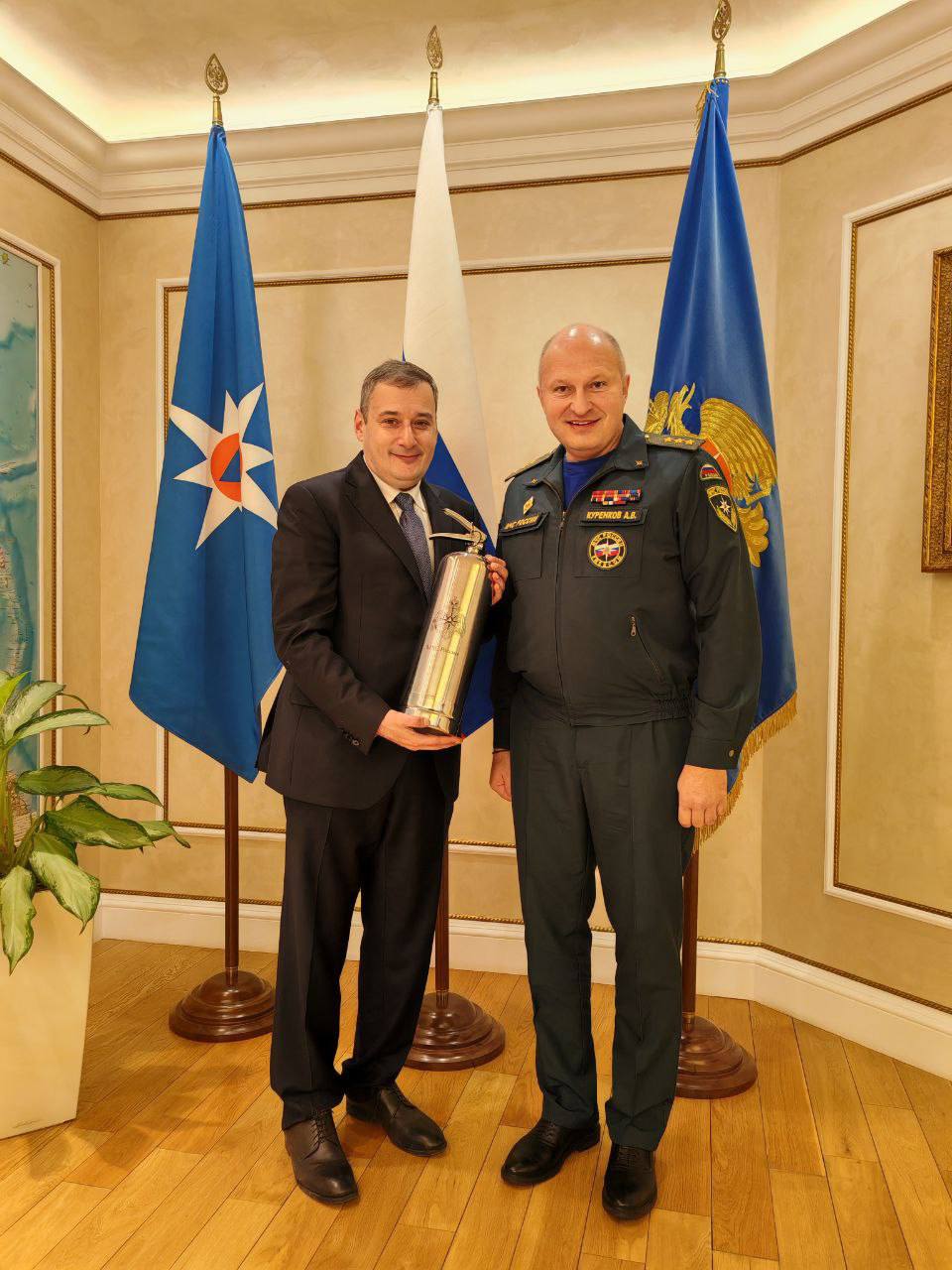 Курской области предоставят технику для устранения аварий на ЖКХ и ТЭК Александр Хинштейн провёл в Москве встречу с главой МЧС России генерал полковником Александром Куренковым Глава региона обратился к министру с просьбой о выделении из Росрезерва техники которая позволит оперативно устранять неисправности на объектах ЖКХ и ТЭК Министр поддержал наше обращение по его поручению регион получит необходимое оборудование и технику а также осветительные мачты которые необходимы и при разминировании и при проведении восстановительных работ отметил Александр Хинштейн Фото из канала MAX Александра Хинштейна Мы в Max