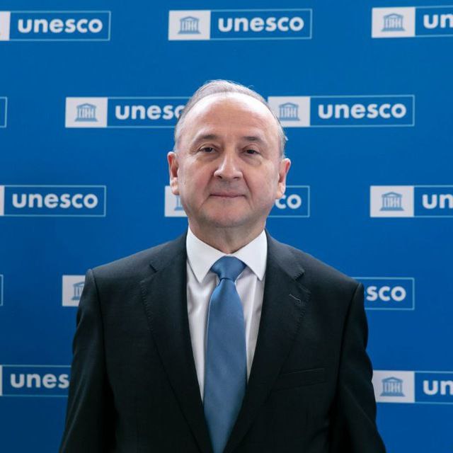 Постоянное представительство Российской Федерации при ЮНЕСКО Добровольный взнос России в Международную программу развития коммуникации МПРК ЮНЕСКО в 2025 году предназначен для развития СМИ в Африке Постоянный представитель Российской Федерации при ЮНЕСКО Р Ж Аляутдинов в комментарии для ТАСС Этот взнос в размере 250 тысяч долларов США был внесен через постпредство в соответствии с распоряжением правительства РФ Процедуры МПРК предусматривают длительный процесс согласования но сегодня я рад сообщить что российские средства направляются на реализацию проектов в Мали Малави Гане Кении Сенегале а также в Непале которые подали соответствующие заявки в ЮНЕСКО Проекты на которые выделяются средства призваны обеспечить совершенствование профессиональных компетенций журналистов противодействие насилию в интернете и развитие медийной и информационной грамотности За счёт направленных Россией средств также будет проводиться программа обучения журналистской этике по запросу Непала Реализовать проекты предусматривается в течение ближайших полутора лет Р Ж Аляутдинов Россия активно развивает сотрудничество с африканскими странами как в силу исторических связей так и ввиду растущей роли Африки в мировой политике Выступаем за упрочение позиций стран Африканского региона голос которых должен в полной мере учитываться при решении глобальных вопросов повестки дня РоссияАфрика