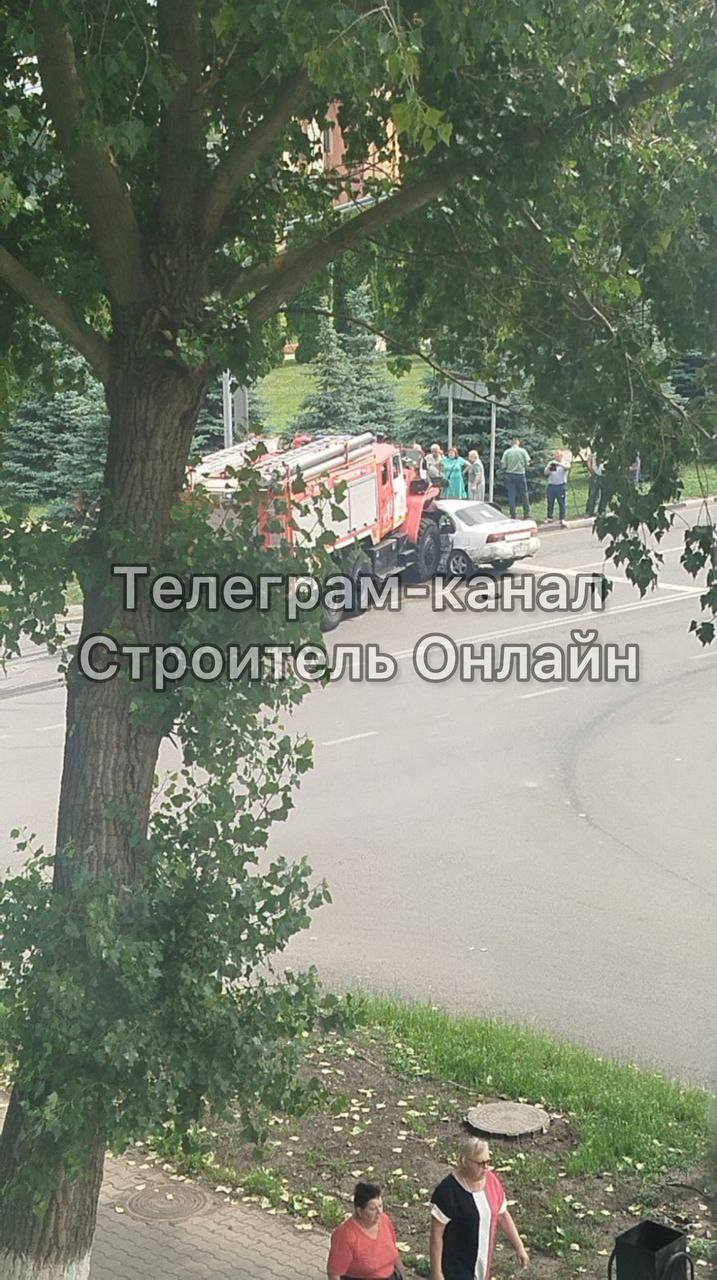 В Строителе произошло ДТП с участием пожарной машины Со слов очевидца, спасатели ехали с включенными проблесковыми маячками, а водитель легковушки не пропустил спецтранспорт. Также, в иномарке находился маленький ребенок. Подробности неизвестны. Жесть Белгород - подписаться