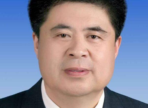 Чиновника-взяточника, который присвоил имущество на сумму более $35 млн, приговорили к казни в Китае. Хань Юн был председателем комитета одного из совещательных органов провинции Шэньси. Он содействовал компаниям и физлицам в вопросах ведения бизнеса, получения подрядов на строительные проекты, назначения кадров. Помимо казни с отсрочкой исполнения в два года , чиновника приговорили «к пожизненному лишению политических прав и полной конфискации личного имущества».