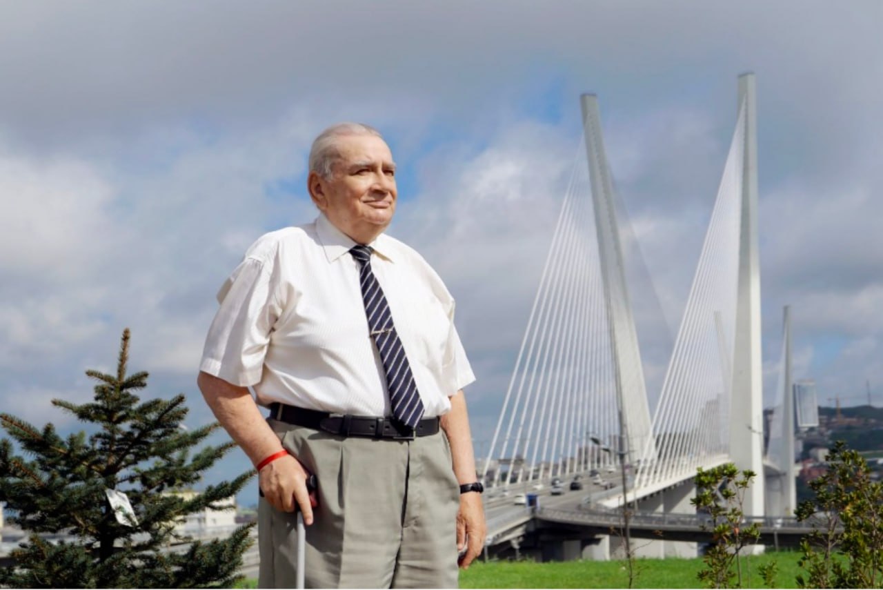 Ушёл из жизни выдающийся архитектор и градостроитель Валентин Аникеев 7 ноября на 93 м году жизни скончался Валентин Васильевич Аникеев легенда Приморской архитектуры чьи работы определили развитие градостроительства в регионе Его профессиональный путь был неразрывно связан с ключевыми для Приморья проектами от промышленных гигантов таких как Славянский и Находкинский судоремонтные заводы до масштабных градостроительных работ Валентин Васильевич являлся одним из авторов генерального плана Владивостока и участвовал в разработке концепции развития города к Саммиту АТЭС 2012 Заслуженный строитель РФ Почетный гражданин Приморского края профессор ДВФУ он оставил богатейшее наследие не только в виде реализованных проектов и научных трудов но и в виде учеников которым передавал свой опыт Прощание с Валентином Васильевичем Аникеевым состоится 15 ноября в 10 30 в крематории на Морском кладбище Владивостока Выражаем искренние соболезнования родным близким и коллегам Валентина Васильевича Светлая память