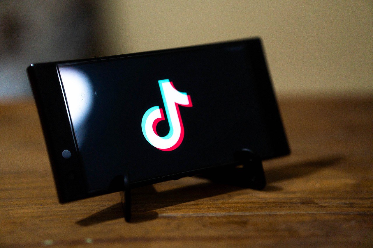 На защиту TikTok встанут техасский фермер и теннесийский пекарь  TikTok начал борьбу против закона, который предусматривает его запрет в США  если китайский владелец соцсети ByteDance не продаст ее в течение девяти месяцев . Закон был принят в апреле, так что времени остается немного.   ByteDance представит свои аргументы перед судебной коллегией в апелляционном суде Вашингтона, округ Колумбия. Забавно, что, по данным BBC, представителей соцсети в суде будут сопровождать несколько пользователей TikTok, включая техасского фермера и теннесийского пекаря, которые заявляют, что TikTok позволяет им зарабатывать на жизнь. Затем к изложению своей позиции приступят юристы Министерства юстиции.  «Это очень сложная головоломка с высокими ставками  сегодня у TikTok более 170 млн пользователей в США – ред. , которая, вероятно, дойдет до Верховного суда», – прокомментировал дело Майк Пру, вице-президент и директор по исследованиям аналитической фирмы Forrester.  TMT Channel   Подписаться