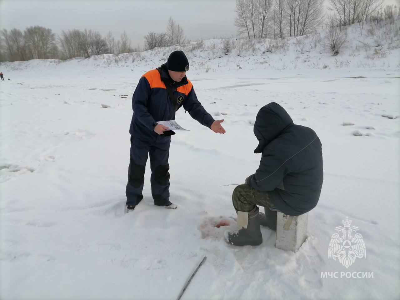 Рейды по замерзающим водоемам начались в Алтайском крае  С 25 ноября по 1 декабря в Алтайском крае проходит первый этап акции «Безопасный лед», информирует ГУ МЧС. Специалисты проверят 435 мест возможного выхода людей и выезда техники на лед замерзающих водоемов, а также проведут тематические занятия в образовательных учреждениях и на турбазах.  Рейды на местные водоемы уже состоялись в Октябрьском и Центральном районах Барнаула, Бийске, а также в селах Шелаболиха и Новообинцево. Инспекторы Центра ГИМС Главка вместе с местными специалистами краевого управления ГОЧС и ПБ и администраций провели беседы с рыбаками, раздали памятки и выставили знаки, запрещающие выход и выезд на лед.  Спасатели предупреждают: ежедневно фиксируется колебание температуры воздуха, осадки в виде дождя и мокрого снега, которые разрушают имеющееся ледовое покрытие водоемов, снижая его прочность. Поэтому жителям и гостям региона настоятельно рекомендуют воздержаться от прогулок по поверхности водоемов.